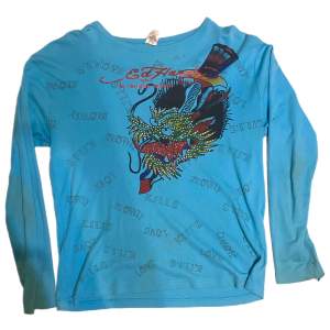 jätte fet ed hardy sweatshirt men kommer inte till användning hos mig! Vet ej exakt storlek men sitter löst på mig som är S egentligen. Kan visa bättre bilder hur den sitter på😁(tappat några få rhinestones)