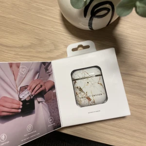 Airpods skal 1 & 2 - Helt oöppnad skal för airpods 1 & 2. I färgen ”cararra gold”