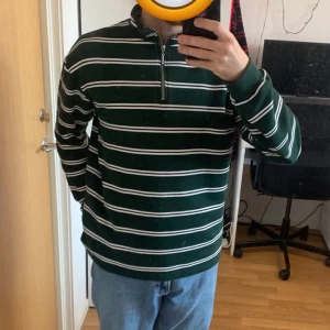 Zip tröja - Zip tröja från junkyard, storlek xs men skulle säga passar på S. 