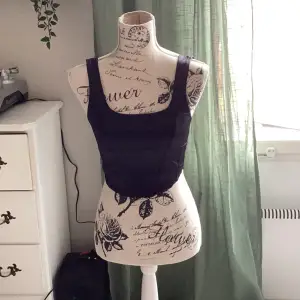 Säljer denna fina svarta cropt corset top från h&m. Den har ett siden material och sitter jätte fint på. Använt mycket en period men inte så mycket längre, den är inte riktigt mig. Säljs för 50kr + frakt. Hör gärna av er 💕