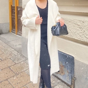 Nelly kappa  - Kappa från Bianca Ingrossos kollektion med Nelly. Skriv nummer direkt för snabba affärer. Bra skick💕