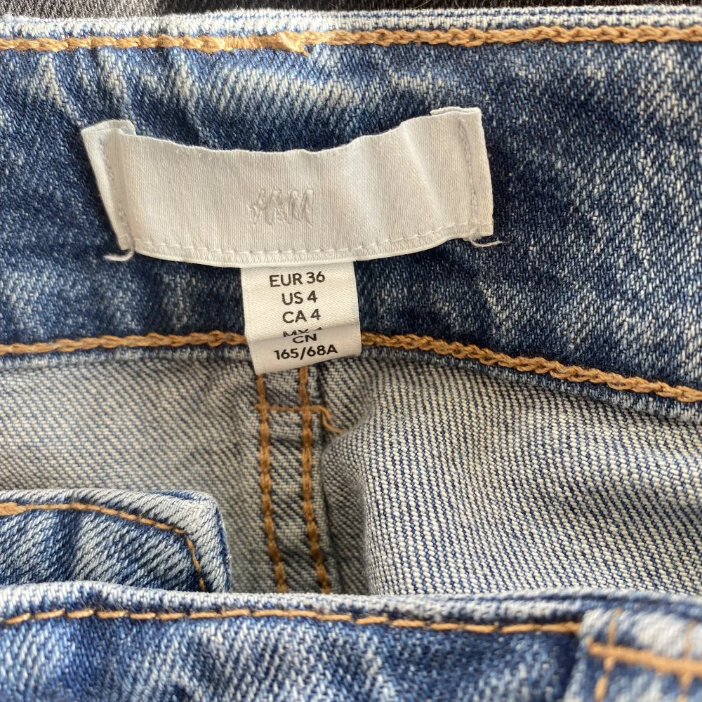 Säljer dessa bootcut jeans från H&M. Använda fåtal gånger så bra skick. 💕. Jeans & Byxor.