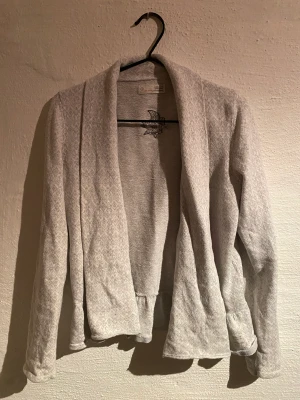 Tjok kofta - En urfin grå kofta som är så fin till våren. Den är jättefin att ha öppen men också att knyta åt. Och så har den dinna fina odd molly detaljer över sig. Så fin!!