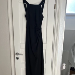Balklänning - Nu säljer jag min svarta balklänning från Nelly. Den har endast använts en gång o är i nyskick. Den går ner till golvet på mig som är 1.72cm. (Köptes för 1000kr). Köparen står för frakt.