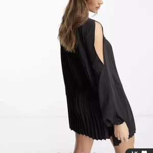 Svart klännkng - Säljer denna fina klänning som jag aldrig använt och endast testat en gång då det inte va rätt storlek. Lappen finns kvar :) Köpte den för 570 men pris går att diskutera.