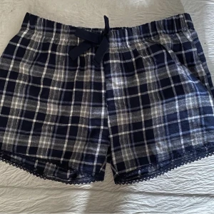 Pyjamasshorts - gulliga pyjamasshorts, köpta här på plick, vet inte riktigt vart de är ifrån men står crossbow på lappen💓storlek L men sitter mer som en M💓säljer då de var för stora💓köpta för 50kr säljer för 30kr+ frakt💓skulle kanske passa S om man vill ha de lite stora💓