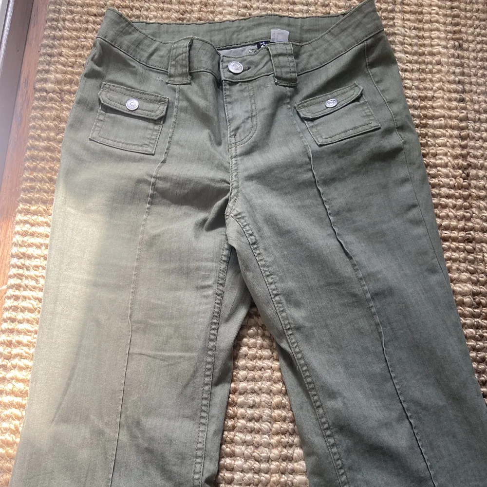 Säljer dessa trendiga byxor från hm i storlek 38 som passar perfekt på mig som är en XS/S💕 Byxorna är endast använda en gång så har därför inga defekter!🌸 (Första bilden är lånad, de andra är mina). Jeans & Byxor.