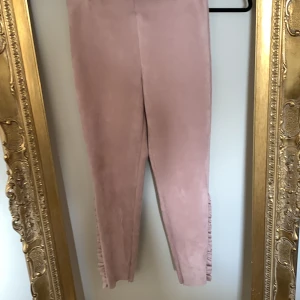 Byxa  - Rosa byxor från zara helt ny size M.