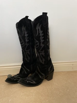 Cowboyboots - Säljer mina boots för de kommer inte till lika mycket användning längre🥲 De är jättesnygga och i väldigt bra skick, det är mocka typ och sen detaljerna är i skinn. Jag har 38 och de passar bra men står att de är 37 så skulle säga att de passar båda?