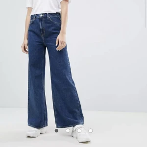 Weekday Ace Jeans - Skiiitsnygga jeans från weekday! Flitigt använda då detta varit mina favoritjeans (nu tyvärr för små). Men fortfarande bra skick! Perfekt passform med vida ben. Modellen heter Ace!