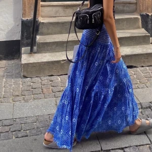 Blå långkjol - Använd två gånger. Brukar ha storlek S men köpte storlek M för att ha den mer lågmidjat💙 jag är 174💙