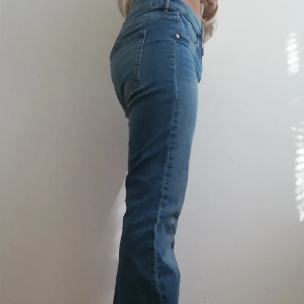 Jag säljer mina lågmidje jeans från h&m tror jag för att dom ser inte bra på mig. Jag har använt dom 1gång. Skriv för fler bilder och intrese storlek 38. Jeans & Byxor.