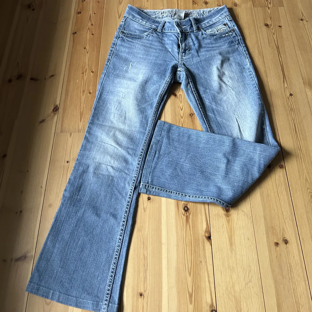 (Flera intresserade, är du säker på att du vill köpa så tryck på ”köp nu”❤️)🙏🏼Ljusblå jeans med bootcut och coola detaljer på fickorna💕 skulle säga att de passar 36-38 😊. Jeans & Byxor.