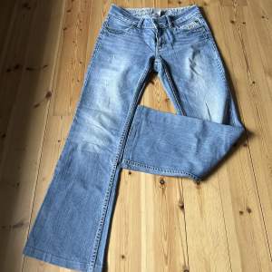 (Flera intresserade, är du säker på att du vill köpa så tryck på ”köp nu”❤️)🙏🏼Ljusblå jeans med bootcut och coola detaljer på fickorna💕 skulle säga att de passar 36-38 😊