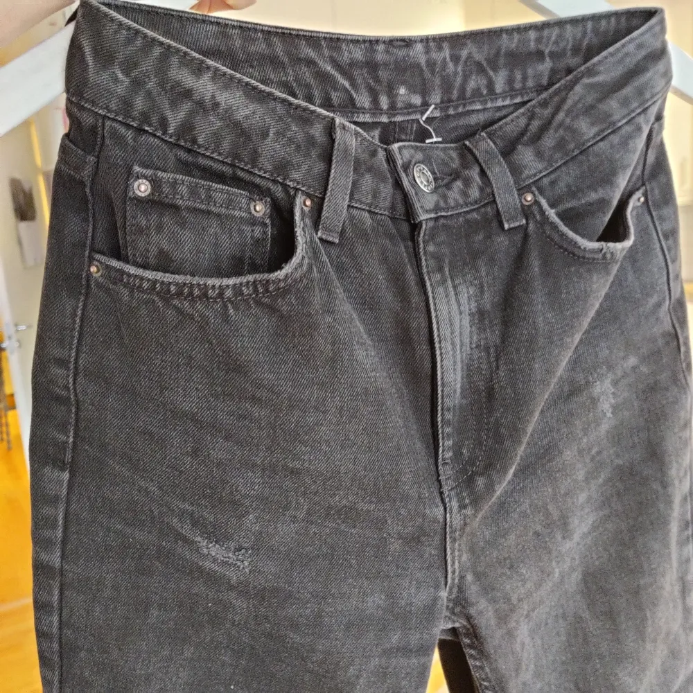 Snygga svarta jeans. Stabilt tjockt tyg. Fint skick, men små slitningar under fickorna (tror meningen, se bild 1). Lappen säger 