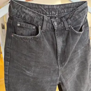 Snygga svarta jeans. Stabilt tjockt tyg. Fint skick, men små slitningar under fickorna (tror meningen, se bild 1). Lappen säger 