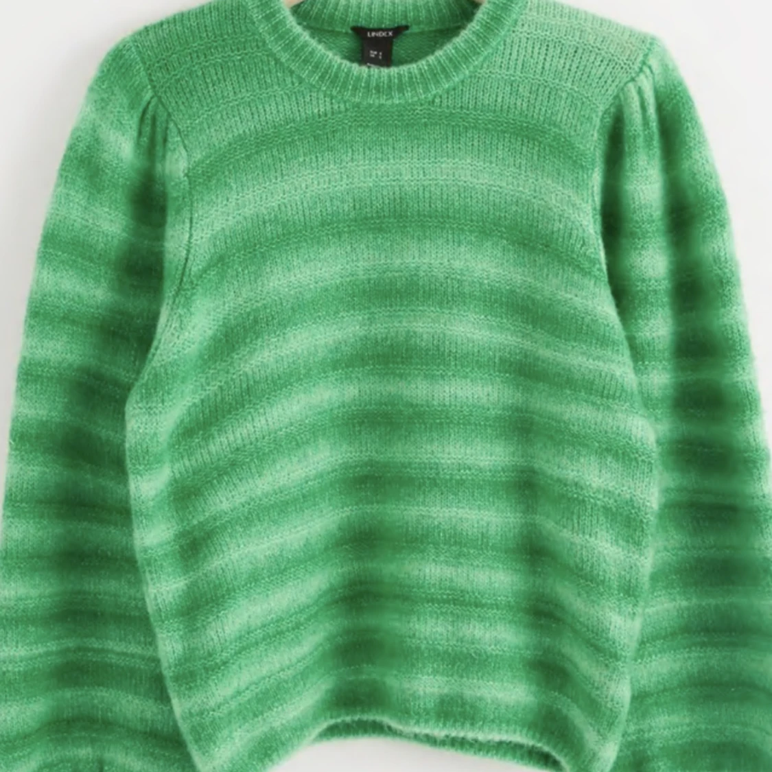 Grön stickad tröja.