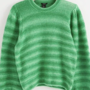 Grön stickad tröja. - Mer färgglad irl.