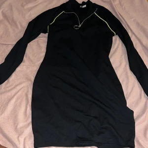 Långärmad klänning med zipper - Snygg svart tajt fest klänning finns ej kvar någonstans 