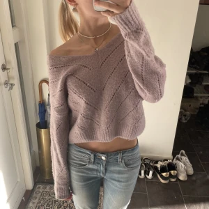 Stickad vårtröja💞 - Så söt stickad tröja perfekt nu till våren och sommaren, syns inte så bra på bild men den är glittrig! Köpt på raglady i Göteborg och i fint skick