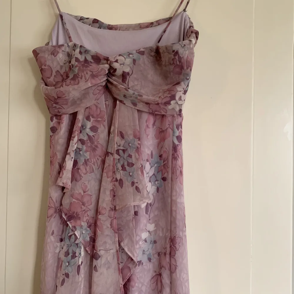 Tvungen att sälja denna underbara klänning jag precis köpte då den var för stor :,( mesh tyg med fina volanger <3 . Klänningar.