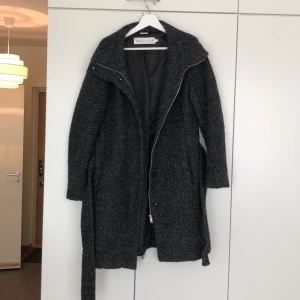 Inwear - Ullkappa - Mörkgrå ullkapp från det danska märket Inwear. Kappan är sparsamt använd och därmed i fint skick.