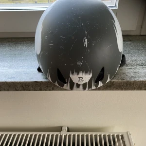 Barnhjälm  - Barnhjälm. Aldrig använd.