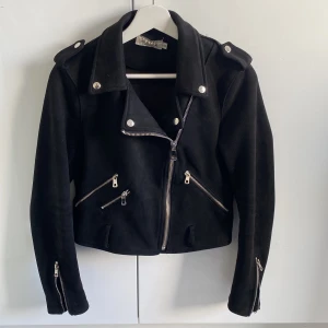 Vår jacka  - Hej! Säljer min vår jacka som är använd under en säsong. Jackan är i strl S/36 och är lite kortare i modellen, (170 tjej och den kommer ungefär till naveln.) Ny pris 599 kr.