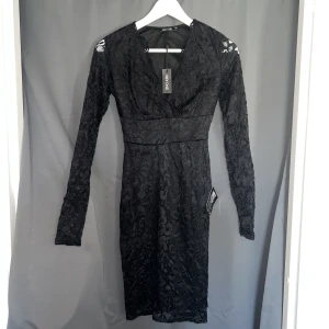 Svart spetsklänning  - Oanvänd svart spetsklänning storlek xs, hittade ingen bild på den i svart då den är slutsåld på Nelly med samma modell som den röda, nypris 499. Köparen står för frakten 