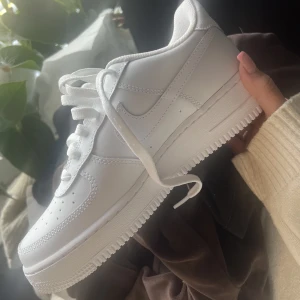 Air force - Säljer mina air force som jag aldrig har annvänt då ja köpte de för ca 1 månad sen och kna inte returnera det. Köpte andra skor ist därför ja säljer dom