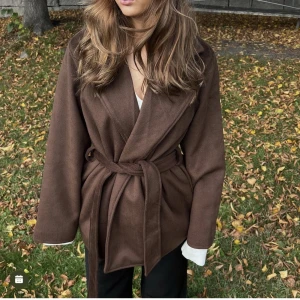 Brun kapp - Säljer min bruna kappa från Ida carlssons kollektion med nakd💗superfin kappa men inte fått användning av den💗nypris 899