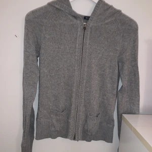 Gap kofta - Gap kofta från barnavdelningen så sitter slimat på en S. 