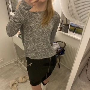 Tröja  - Grå tröja med snörning i ryggen. Storlek M men passar även Xs - S. Använt men fint skick. Säljer åt en kompis 😁