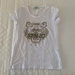 T-shirt  - Fina detaljer på fram sidan