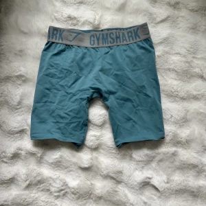 Träningstights gymshark - Snygga blåa träningsshorts från gymshark i storlek s. Säljes då de är försmå för mig!