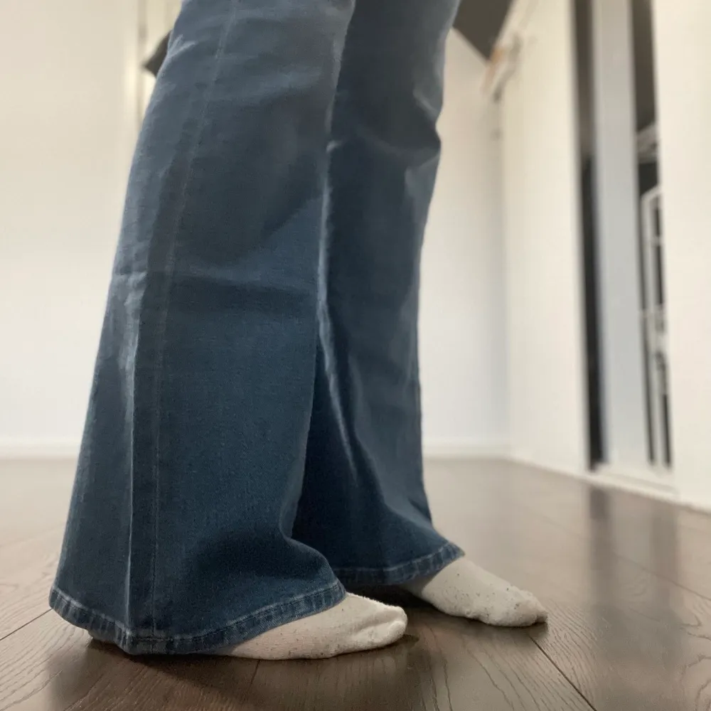 Blåa jeans från Lee. Använd ca 4 gånger, perfekt skick. Strl W28 L31, mid waist.. Jeans & Byxor.