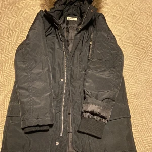 Vinterjacka Barn - Vinterjacka från H&M i väldigt bra kondition med många fickor