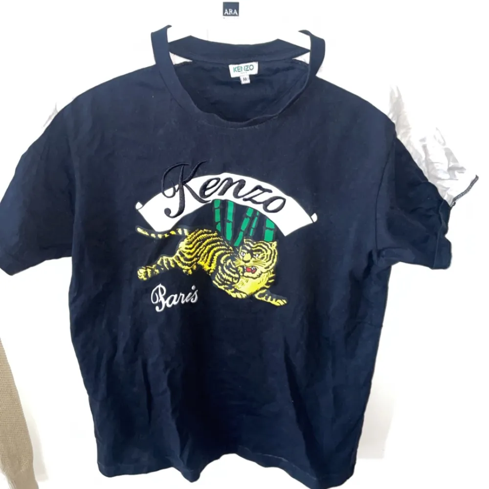 Kenzo T-shirt  Size: M men passar även s.  Skick: använd   Mitt pris 200+ frakt  . T-shirts.