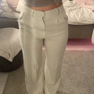 Linnebyxor  - Linnebyxor från gina tricot, storlek 36 och ser ut som nya. Skriv för fler bilder😊