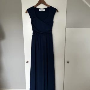 Marinblå balklänning - Magisk marinblå balklänning från Chiara Forthi. Storlek XS, endast använd 1 gång så alltså som ny❤️ Superskönt material och fin urringning, nypris 899kr