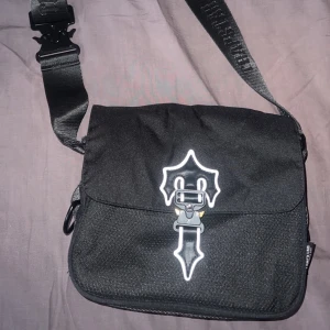 trapstar väska  - en trapstar väska äkta från trapstar sidan väldigt svårt att få tag på jag fick tag på den från ett drop använd ett par antal gånger 