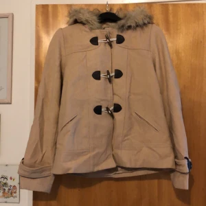 Vår jacka - Använd lite Ända felet är en knapp vid ärmen som saknas 50% ull