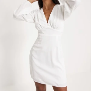 Studentklänning - Helt oanvänd klänning perfekt till studenten, helt oanvänd. Nypris 399