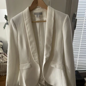 Kavaj - Vet Kavaj från Hm. Perfekt inför våren och sommaren, eller varför inte studenten. :) 