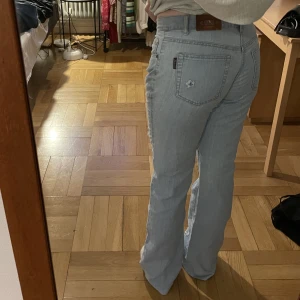 Bootcut jeans med broderade stjärnor - Så snygga bootcut byxor med unika broderade stjärnor!!! Tyvärr är de lite för små för mig och sitter därför inte så snyggt runt magen, vilket är så synd!! Köpta på humana. Köparen står för frakten💕 midjemått: 74 cm innerbenslängd: 77 cm