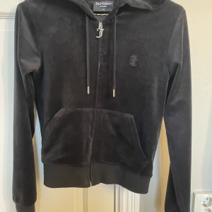 Juicy tröja - Svart juicy couture tröja i storlek xs. Endast andvänd 2 gånger.💘 Inga fläckar eller något sönder💗 frakt tillkommer på 69kr! Kan även mötas upp💗