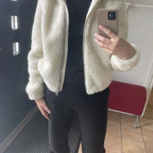 Teddyjacka - Lägger ut denna ifall någon är intresserad, den kommer inte alls till användning för mig längre. Den har inga defekter, på sista bilden ser ni att det inte är teddymaterial innuti den💕