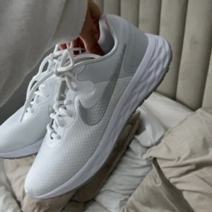 Skor  - Säljer mina helt oanvända nikeskor. Aldrig kommit till användning därför i helt nyskick. Storlek 39 och nypris är 749💕💕kontakta mig för fler frågor!!