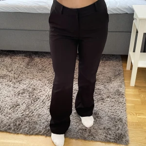 Svarta kostymbyxor  - Högmidjade kostymbyxor från bikbok i storlek 40. Dessa är ganska små i storleken och passade därför mig som har storlek 38 vanligtvis. 