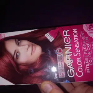De här är en röd hårfärg, öppnad en gång aldrig använt allt ingår!❤